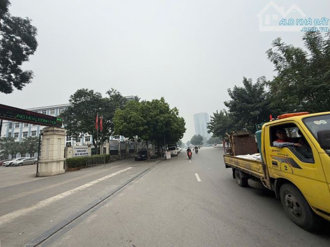 BÁN ĐẤT MẶT PHỐ NGUYỄN VĂN HUYÊN CẦU GIẤY 105 TỶ 300M2 MT 13M VỈA HÈ Ô TÔ TRÁNH KINH DOA