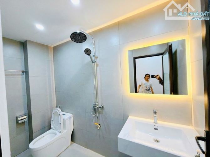 NHÀ ĐẸP XÂY MỚI NGÕ QUỲNH – GIÁ HƠN 8 TY.33m2,5 tầng trước nhà ngõ gần 3m thoáng sáng