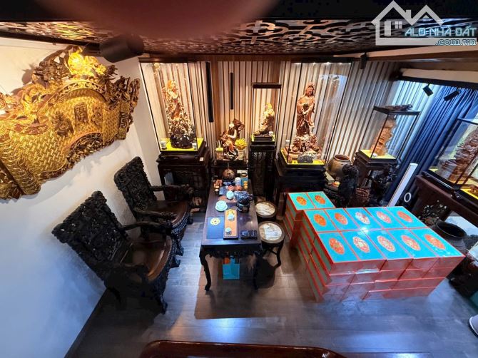 Bán nhà phân lô Hoàng Cầu, 3 tầng 1 tum, mặt tiền 4,5m. Vỉa hè, oto KD. Giá 10,9 tỷ. Sổ đỏ