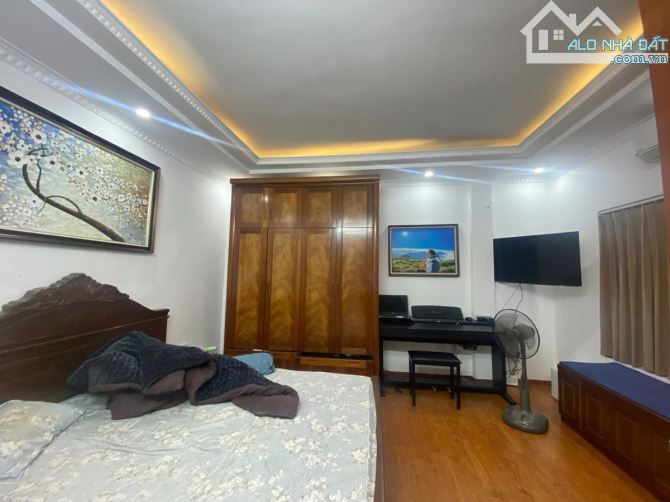 HOÀNG HOA THÁM 7,5 TỶ 30m 5 TẦNG Ở NGAY GẦN PHỐ