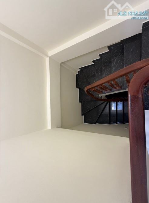 Bán nhà Vĩnh Hưng, nhà mới đón tết, 5 tầng đủ công năng, sát phố oto đỗ cổng, 36m2 7.7 tỷ