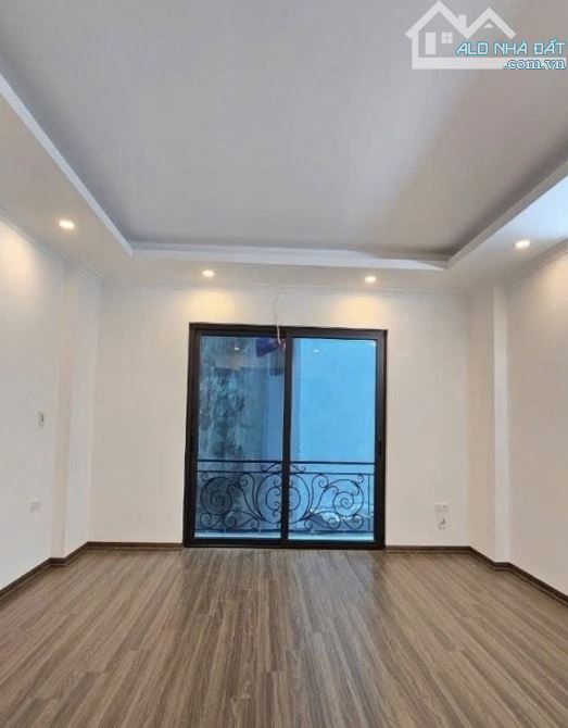 TÔN ĐỨC THẮNG – nhà mới – mặt tiền rộng – có sân để xe – 9,9 tỷ