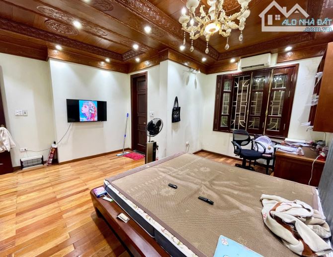 BÁN BIỆT THỰ KĐT TÂY NAM LINH ĐÀM - HOÀNG MAI - VỈA HÈ - GARA - 200M X 3.5 TẦNG - MT 10M