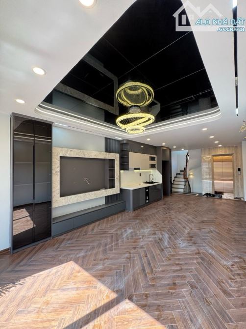 PHÂN LÔ HOÀNG QUỐC VIỆT 22,5 TỶ 60m 7T THANG MÁY MT5m NHÀ MỚI VỈE HÈ Ô TÔ TRÁNH KD CÓ TL