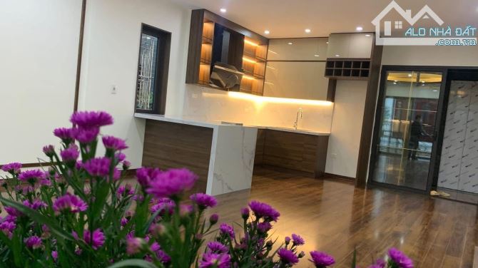 Vị trí đắc địa, gần Hồ Tùng Mậu, ô tô vào nhà, thuận tiện di chuyển đến Xuân Thuỷ.