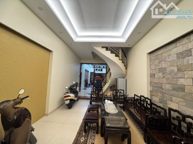 HOÀNG QUỐC VIỆT PHÂN LÔ 36 TỶ 75m 5 TẦNG GARA KINH DOANH NỘI THẤT XỊN