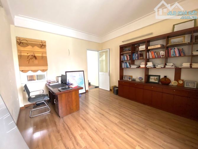 Cầu Giấy 70m² lô góc 3 thoáng ngõ ô tô gần phố, 5 tầng kiên cố, sổ vuông, 25.6 tỷ