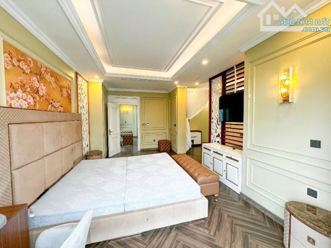 Mặt phố Yên Phụ view Hồ Tây 6 tầng thang máy 45m2 mặt tiền 6m giá hơn 20 tỷ