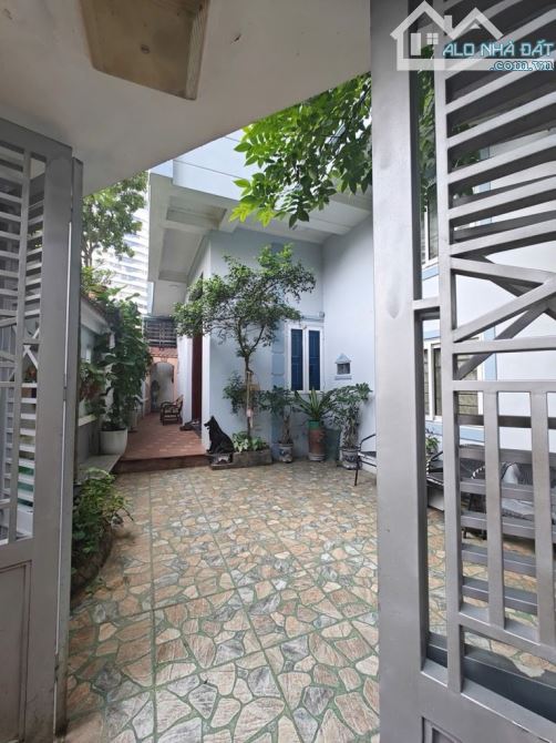 Bán nhà 4 tầng phố Võ Chí Công 125m mặt tiền 5m đường ô tô giá 27 tỷ.