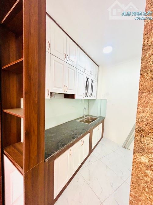 Nhà mới, phường Vĩnh Hưng, 6 tầng thang máy, ô tô đỗ cửa, ngõ thông tứ tung, chỉ 11 tỷ