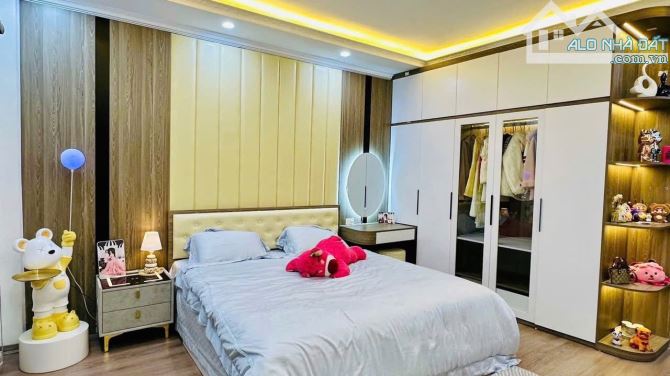 NGUYỄN KHÁNH TOÀN, ô tô gần 6 tầng, thang máy, full nội thất, ở sướng.