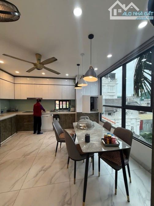 27 tỷ - Nhà phân lô Đầm Trấu, 50/70m2, 6 tầng, MT 4.5m, lô góc 2 vỉa hè, ô tô tránh