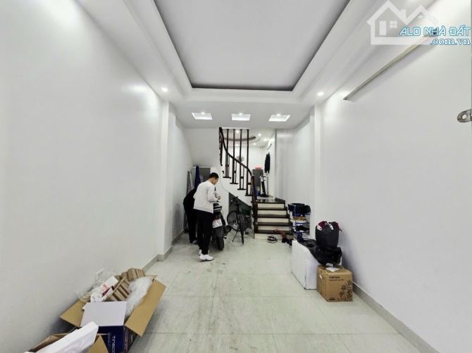 LẠC LONG QUÂN TÂY HỒ, DÂN XÂY NGÕ THÔNG, GẦN PHỐ Ô TÔ ĐỖ CỬA QUA NHÀ. 5T 40M. NHỈNH 9tỷ