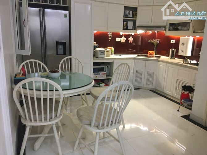 NHÀ ĐẸP 60M² – Ô TÔ ĐỖ CỔNG – PHỐ VIP ĐỐNG ĐA – Ở NGAY