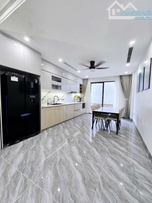 HIẾM NHÀ PHÂN LÔ NGUYỄN NGỌC NẠI 1 NHÀ RA PHỐ NGÕ THÔNG Ô TÔ VÀO NHÀ 42M2 7 TẦNG 17