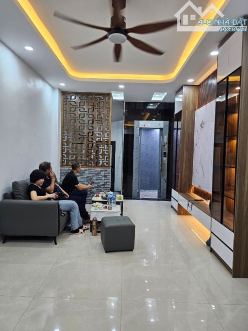 HOT VŨ TÔNG PHAN – LÔ GÓC, VỈA HÈ RỘNG, KINH DOANH 24/7 42M x 4 TẦNG 11