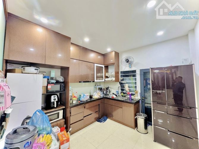 Bán nhà mặt phố Trần Hưng Đạo, 50m2, 5 tầng, mặt tiền 5m, 50 tỷ, vỉa hè rộng, dòng tiền 60