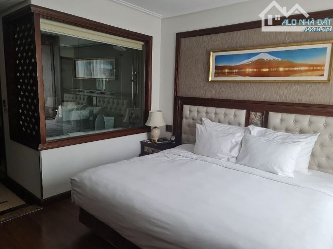 Bán toà khách sạn mặt phố Ngô Quyền DT: 320m2 - 12 Tầng - Mặt tiền 15m - Giá 280 tỷ