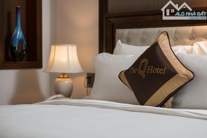 Bán toà khách sạn mặt phố Ngô Quyền DT: 320m2 - 12 Tầng - Mặt tiền 15m - Giá 280 tỷ