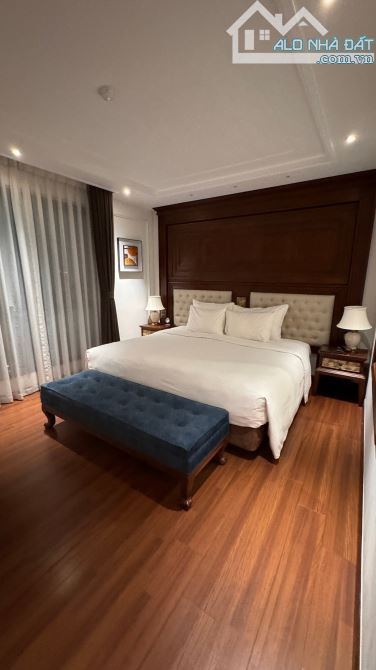 Bán toà khách sạn mặt phố Ngô Quyền DT: 320m2 - 12 Tầng - Mặt tiền 15m - Giá 280 tỷ