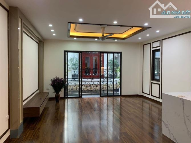 Vị trí đắc địa, gần Hồ Tùng Mậu, ô tô vào nhà, thuận tiện di chuyển đến Xuân Thuỷ.