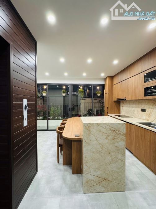 Bán nhà,Cầu Giấy,cách mặt phố 30m,kinh doanh,ngõ thông,bagac đỗ cửa. 46m2 5 tầng giá 10 tỷ