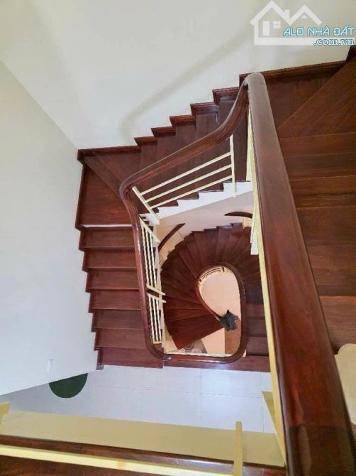 HOÀNG QUỐC VIỆT PHÂN LÔ 36 TỶ 75m 5 TẦNG GARA KINH DOANH NỘI THẤT XỊN