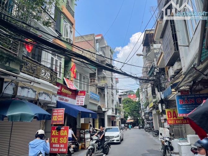 NHÀ VỈA HÈ TO NHƯ ĐỐI DIỆN CC NAM ĐÔ 5 TẦNG – 80M² – THANG MÁY – Ô TÔ TRÁNH 26