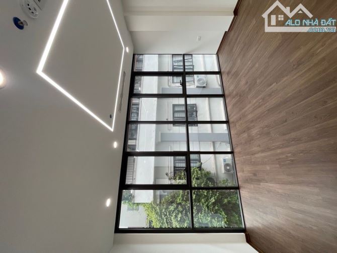 siêu phẩm Nguyên Hồng 8  tầng thang máy, thông sàn. phân lô oto Kinh doanh đa dạn