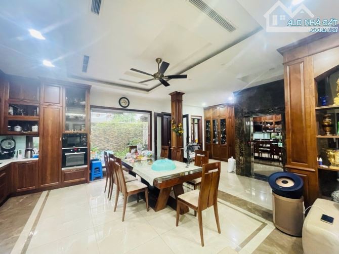 Mặt phố Yên Phụ view Hồ Tây 6 tầng thang máy 45m2 mặt tiền 6m giá hơn 20 tỷ