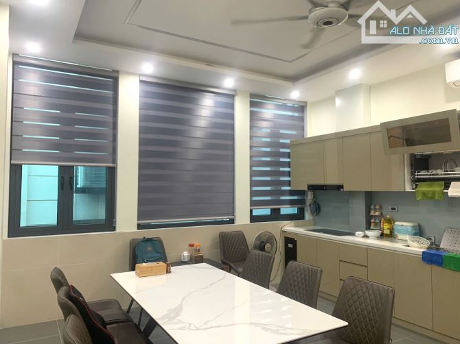 Bán nhà mặt phố Võ Chí Công 100m², 5 tầng, vỉa hè rộng, kinh doanh đỉnh, giá 48