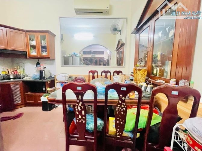 HOÀNG QUỐC VIỆT – 2 THOÁNG – PHÂN LÔ VỈA HÈ – Ô TÔ ĐỖ TRÁNH – KINH DOANH ĐA DẠNG