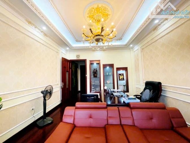 BÁN NHÀ HOÀNG QUỐC VIỆT 70m2 × 4T. 2 Ô TÔ TRÁNH ĐỖ TRƯỚC NHÀ + GARA Ô TÔ - VIEW CỰC THOÁNG