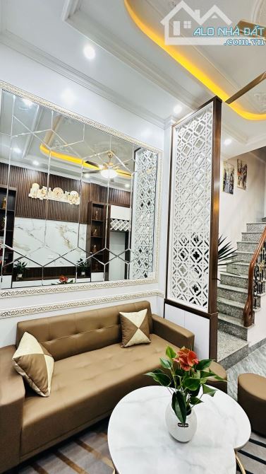 BÁN NHÀ XÂY MỚI 5 TẦNG – PHỐ VÂN ĐỒN – GẦN MẶT PHỐ