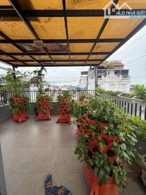 27 tỷ - Nhà phân lô Đầm Trấu, 50/70m2, 6 tầng, MT 4.5m, lô góc 2 vỉa hè, ô tô tránh