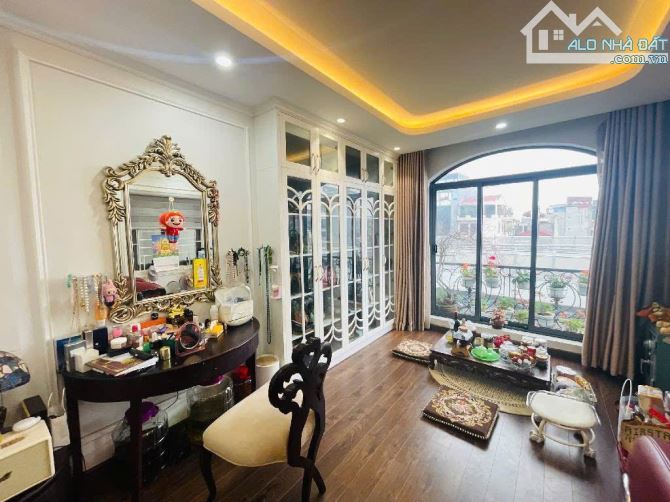 16 tỷ - Nhà phố Thợ Nhuộm, 36m2, 5 tầng, thang máy, MT rộng, 3 thoáng, KV hiếm