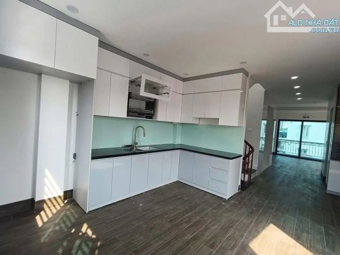 NHÀ ĐẸP PHỐ TRẦN CUNG 7 TẦNG THANG MÁY - Ô TÔ VÀO NHÀ- LÔ GÓC HAI THOÁNG.