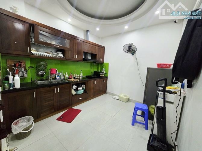 LẠC LONG QUÂN TÂY HỒ, DÂN XÂY NGÕ THÔNG, GẦN PHỐ Ô TÔ ĐỖ CỬA QUA NHÀ. 5T 40M. NHỈNH 9tỷ