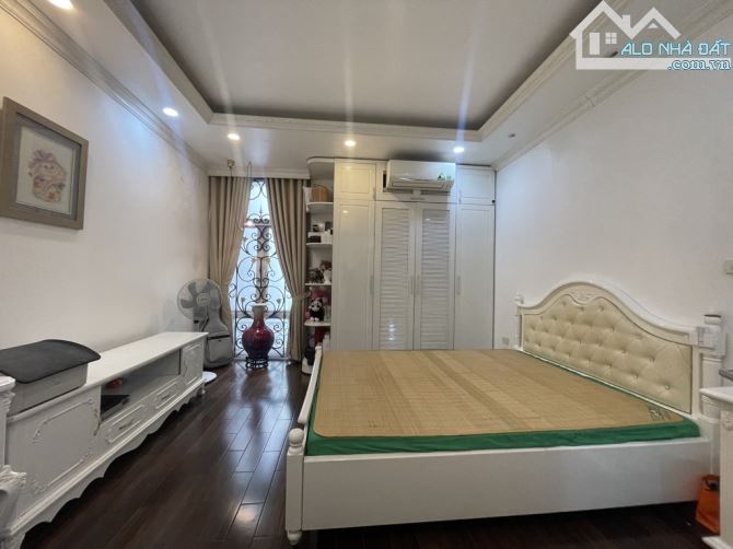 NHÀ ĐẸP 60M² – Ô TÔ ĐỖ CỔNG – PHỐ VIP ĐỐNG ĐA – Ở NGAY