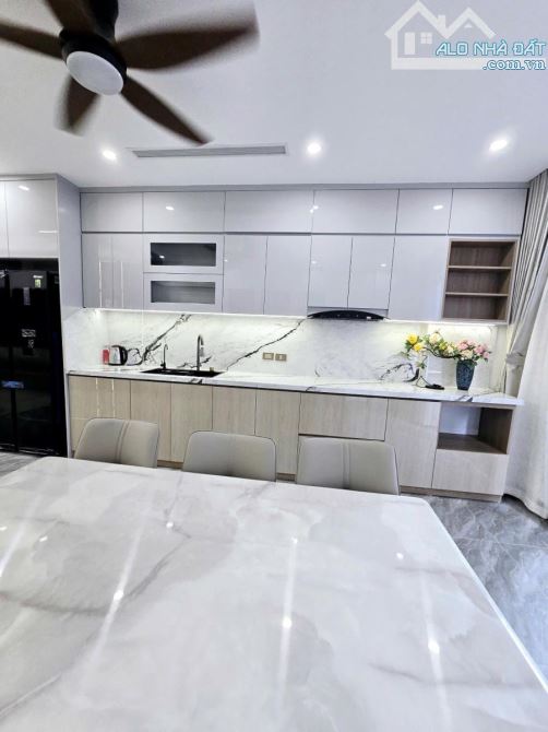 HIẾM NHÀ PHÂN LÔ NGUYỄN NGỌC NẠI 1 NHÀ RA PHỐ NGÕ THÔNG Ô TÔ VÀO NHÀ 42M2 7 TẦNG 17