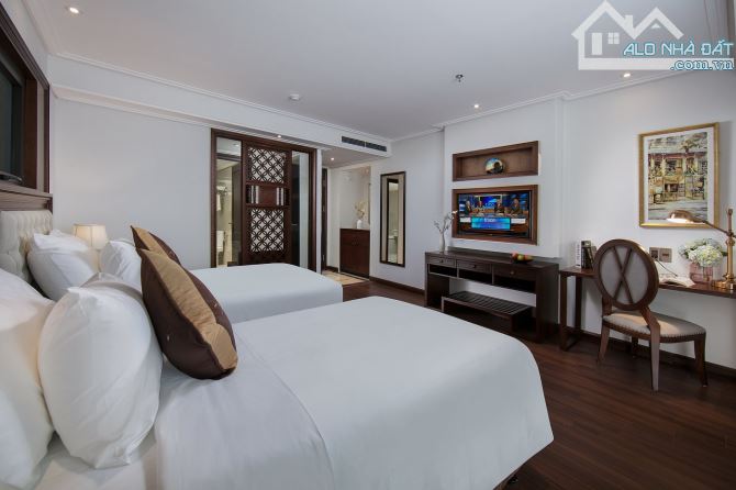 Bán toà khách sạn mặt phố Ngô Quyền DT: 320m2 - 12 Tầng - Mặt tiền 15m - Giá 280 tỷ