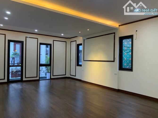 Vị trí đắc địa, gần Hồ Tùng Mậu, ô tô vào nhà, thuận tiện di chuyển đến Xuân Thuỷ.