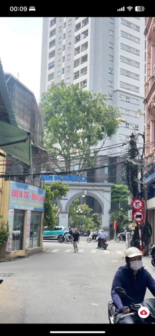 NHÀ VỈA HÈ TO NHƯ ĐỐI DIỆN CC NAM ĐÔ 5 TẦNG – 80M² – THANG MÁY – Ô TÔ TRÁNH 26