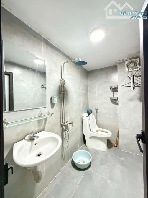 TRUNG TÂM CẦU GIẤY - DÂN XÂY - 65m2 x 5 TẦNG - CHỈ 13 TỶ - VUÔNG VỨC NỞ HẬU - DÒNG TIỀN 6%