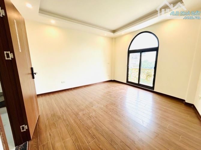 Nhà mới, phường Vĩnh Hưng, 6 tầng thang máy, ô tô đỗ cửa, ngõ thông tứ tung, chỉ 11 tỷ