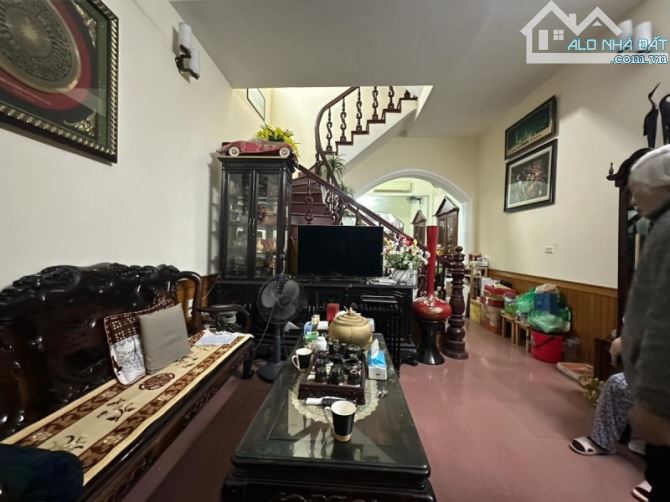 HOÀNG QUỐC VIỆT – 2 THOÁNG – PHÂN LÔ VỈA HÈ – Ô TÔ ĐỖ TRÁNH – KINH DOANH ĐA DẠNG