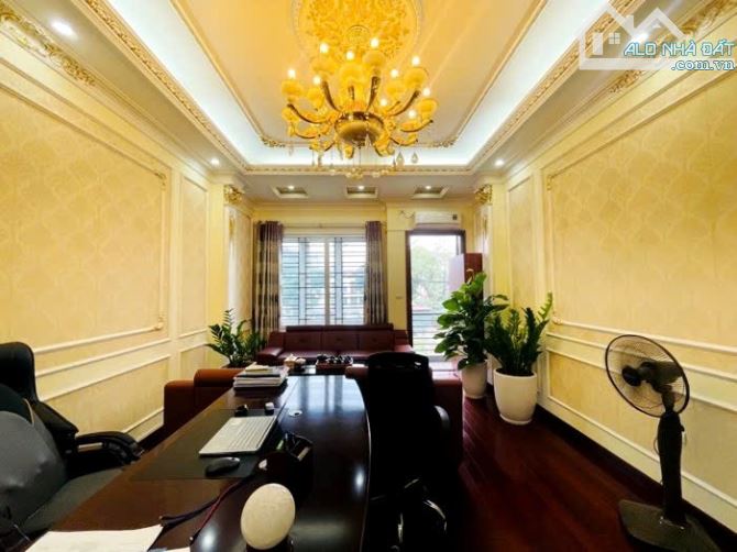 BÁN NHÀ HOÀNG QUỐC VIỆT 70m2 × 4T. 2 Ô TÔ TRÁNH ĐỖ TRƯỚC NHÀ + GARA Ô TÔ - VIEW CỰC THOÁNG