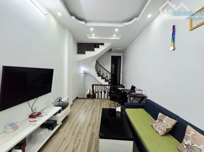 LẠC LONG QUÂN TÂY HỒ, DÂN XÂY NGÕ THÔNG, GẦN PHỐ Ô TÔ ĐỖ CỬA QUA NHÀ. 5T 40M. NHỈNH 9tỷ