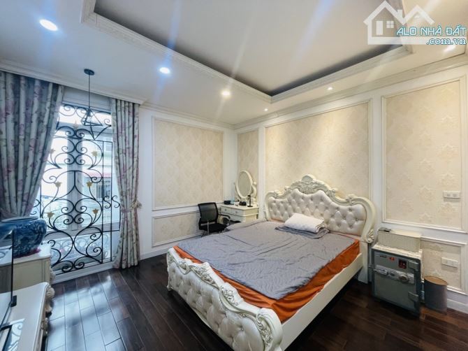 NHÀ ĐẸP 60M² – Ô TÔ ĐỖ CỔNG – PHỐ VIP ĐỐNG ĐA – Ở NGAY