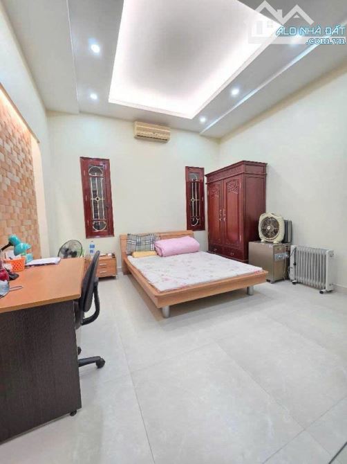 HOÀNG QUỐC VIỆT PHÂN LÔ 36 TỶ 75m 5 TẦNG GARA KINH DOANH NỘI THẤT XỊN